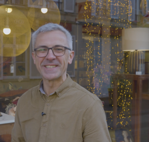 Photo de Jérôme devant une boutique