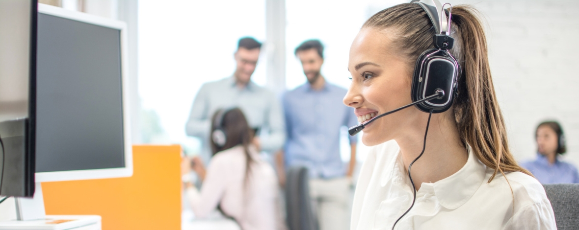 Femme travaillant avec casque en open space