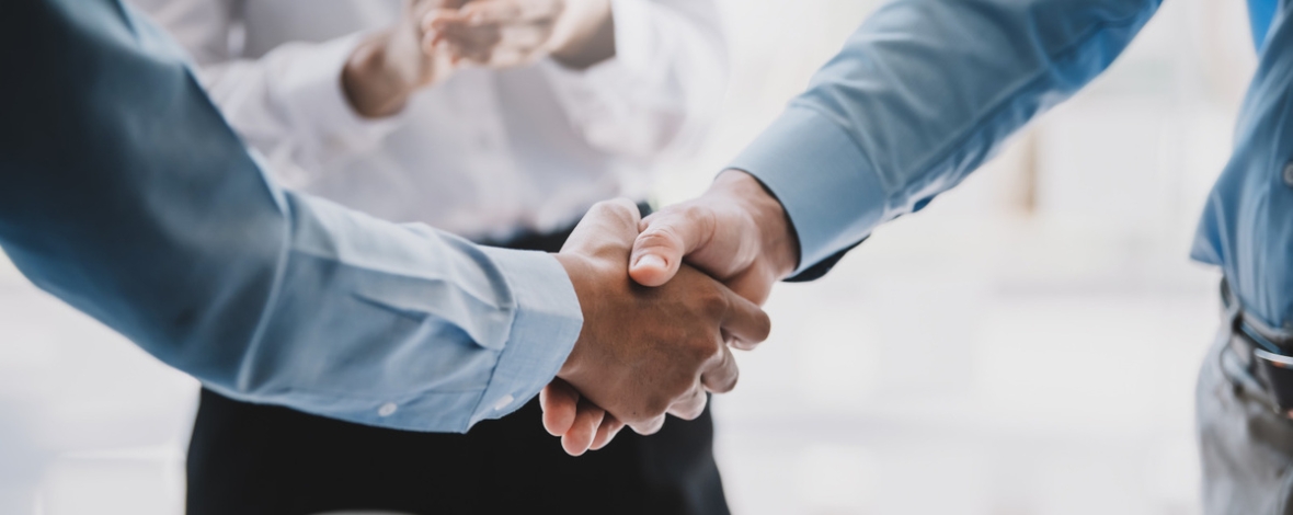 Poignée de mains suite négociation réussie