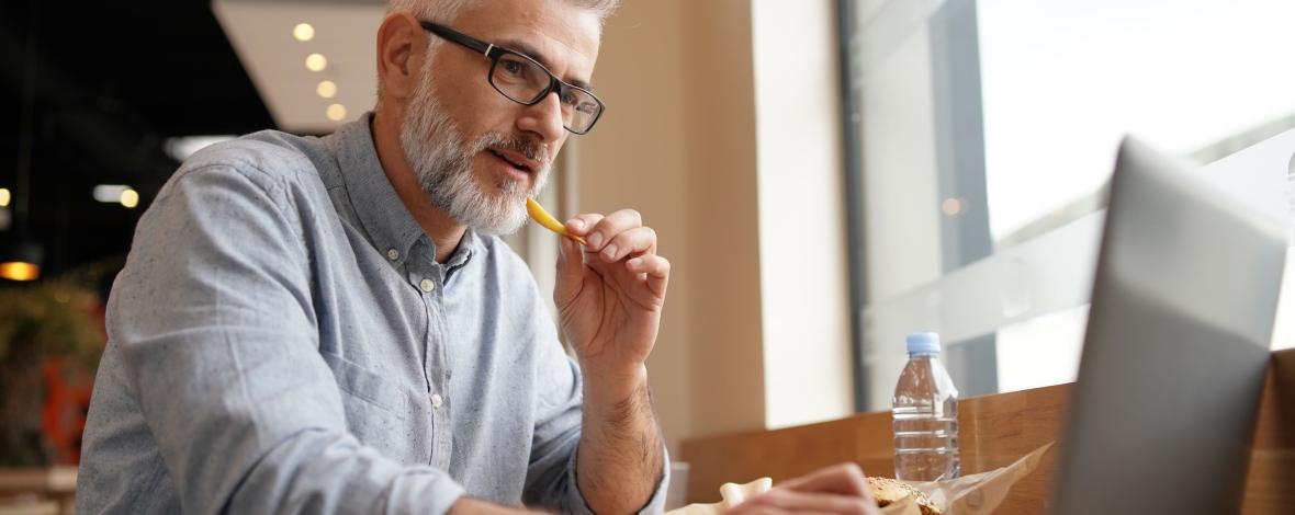 Homme travaillant sur son ordinateur