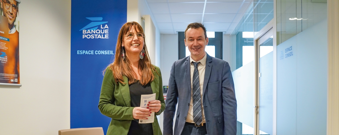 2 responsables clientèle professionnelle devant leurs bureaux