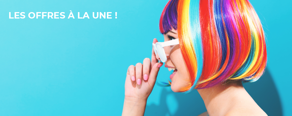 Femme aux cheveux multicolores regardant par-dessus ses lunettes le texte "Les offres à la une"