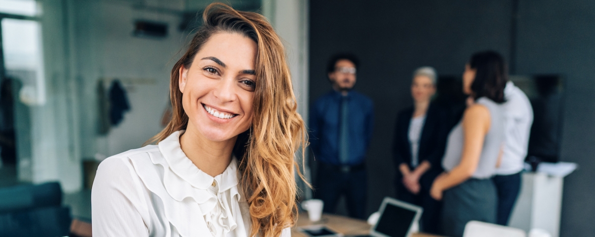 Jeune femme souriante de face