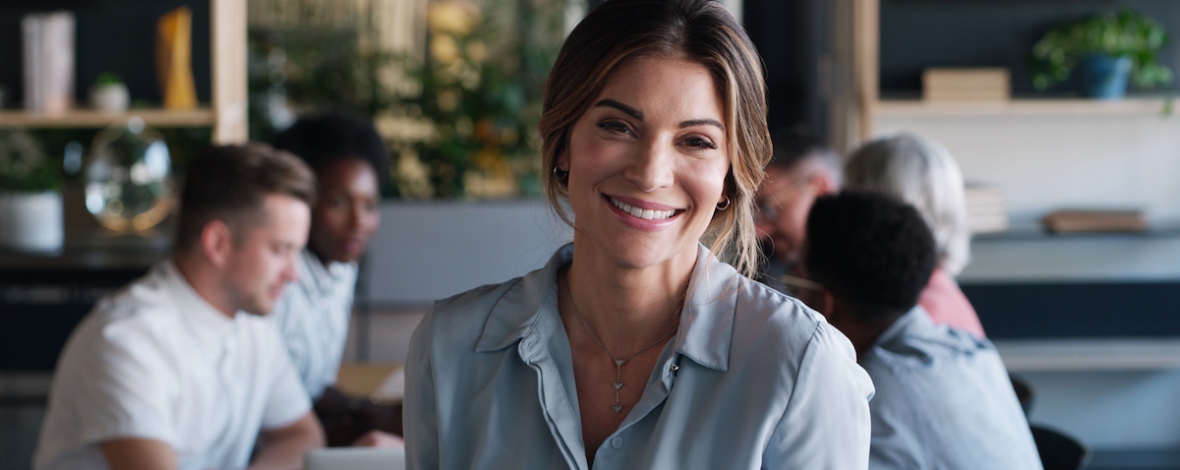 Jeune femme de face souriante