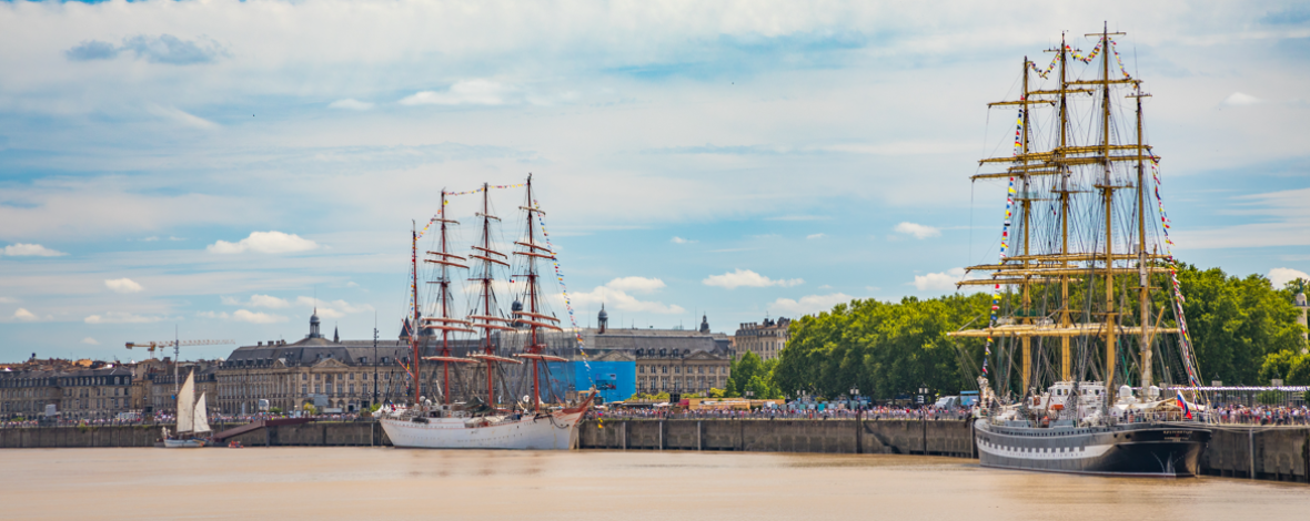 Photo de bateaux anciens sur un quai à Bordeaux