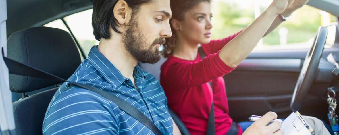 Photo d'une jeune femme en train de passer son permis