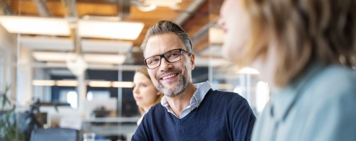 Homme et femme travaillant dans un environnement de bureaux