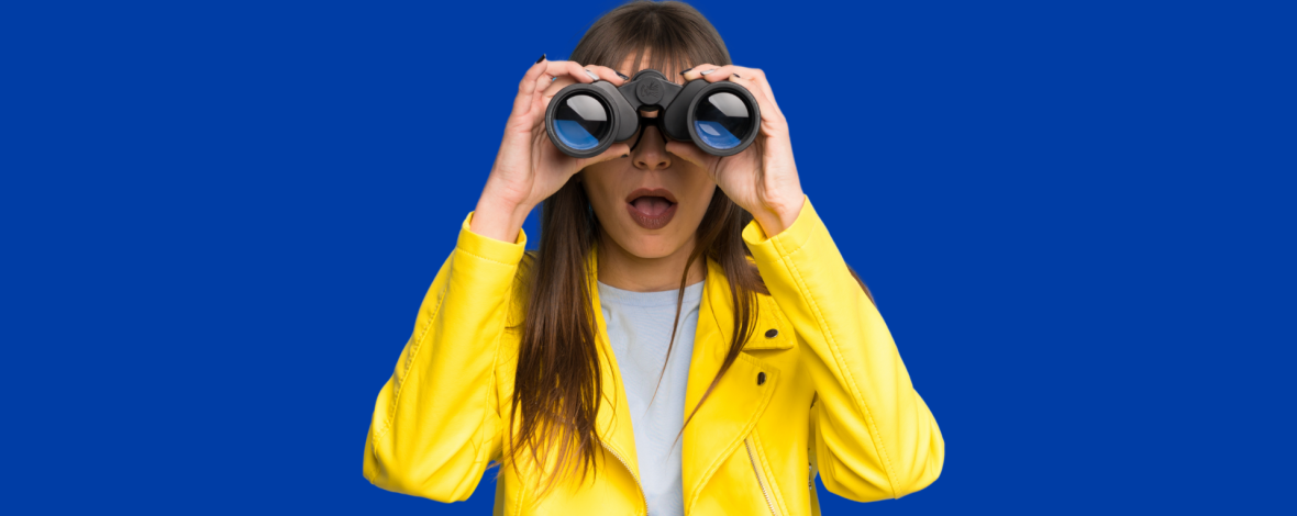 Femme regardant dans des jumelles