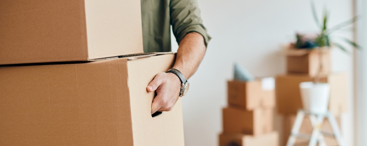 Image de cartons dans un appartement