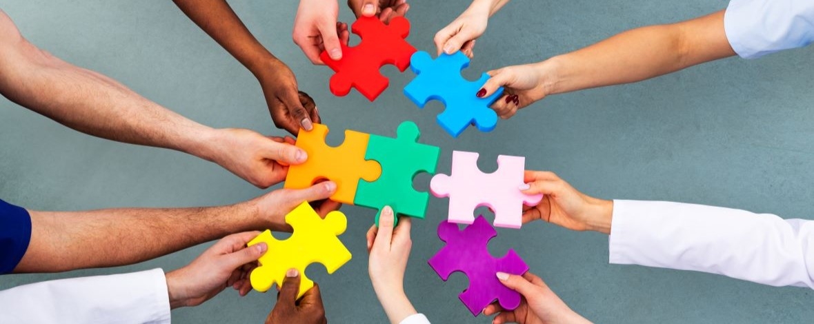 Mains tenant des pièces de puzzle