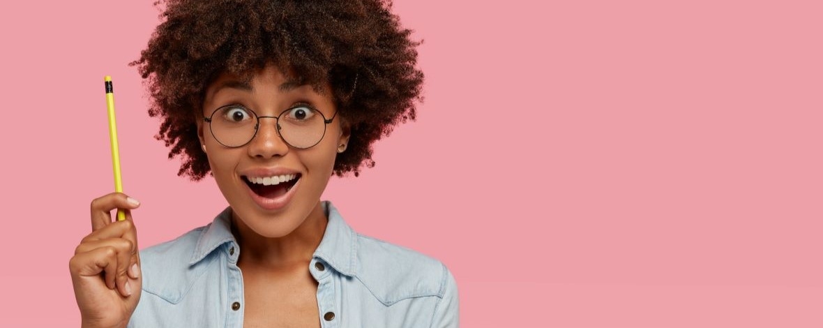 Femme tenant un crayon