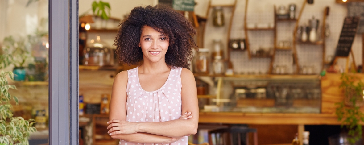 Femme dans une boutique solidaire