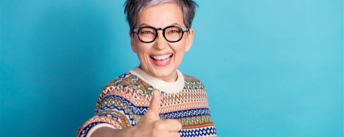 Femme levant son pouce