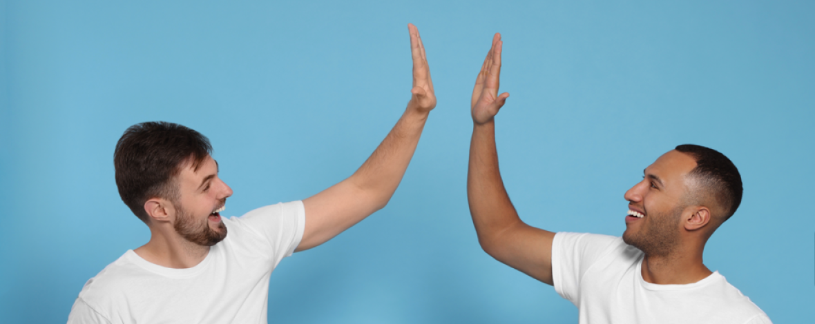 2 hommes se tapant dans la main