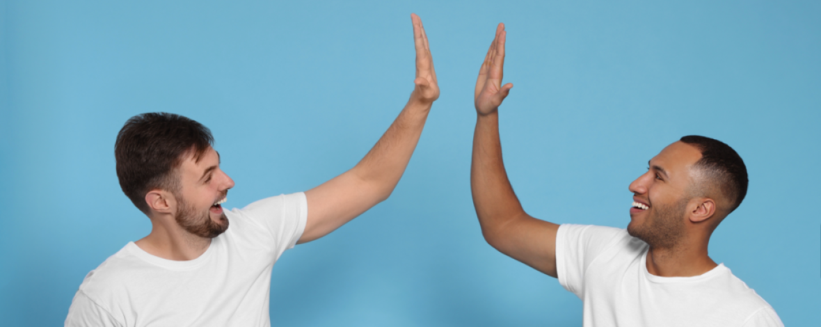 2 hommes se tapant dans la main