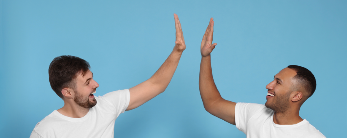 Hommes se tapant dans les mains