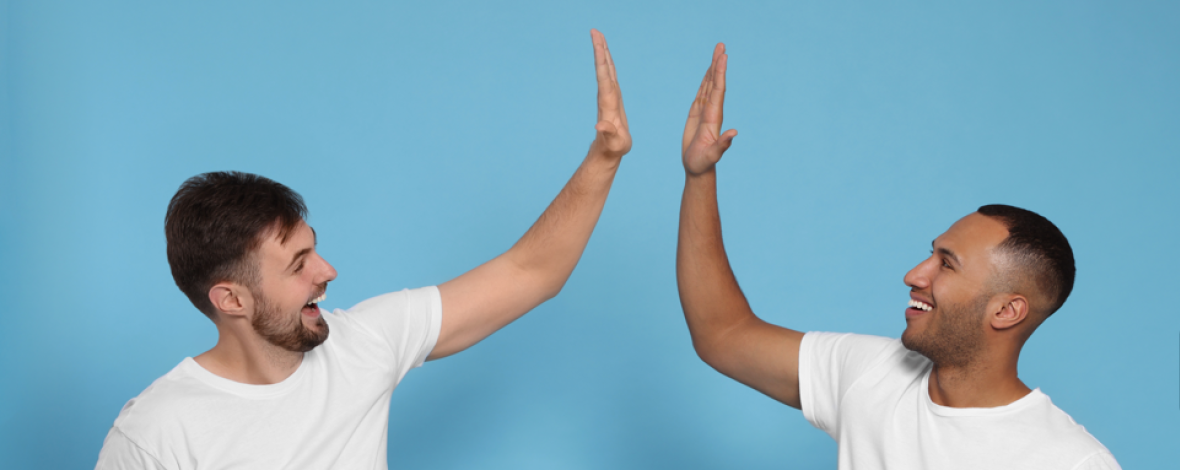 Hommes se tapant dans les mains