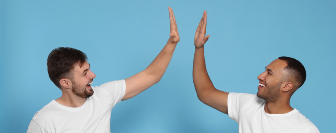 Hommes se tapant dans la main