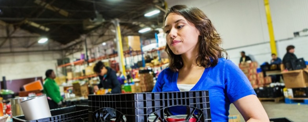 Femme transportant des caisses de provisions