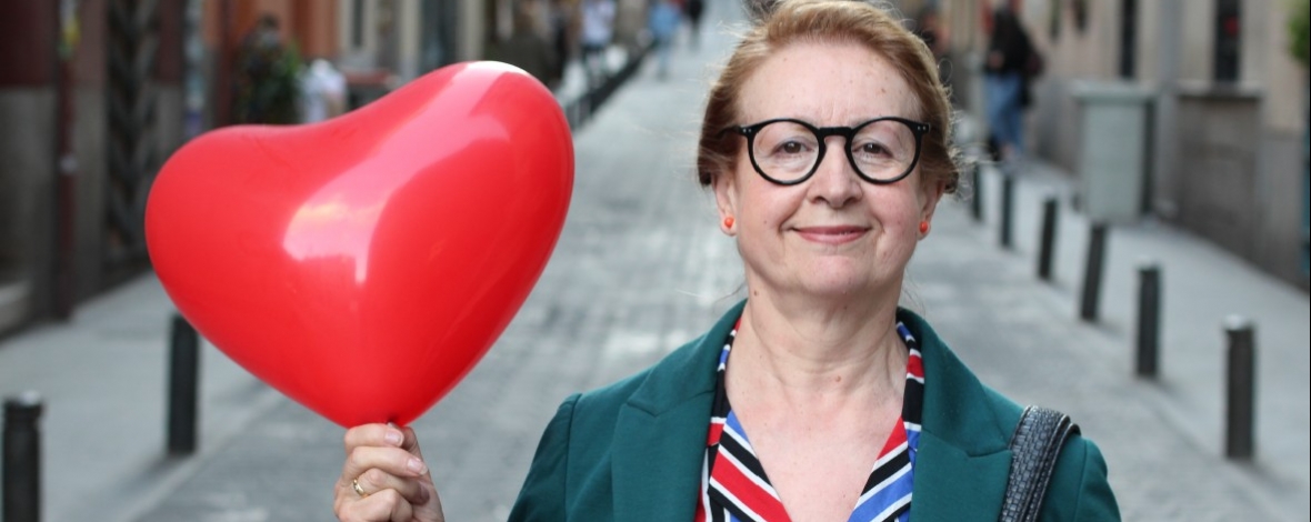 Femme tenant un ballon en forme de coeur