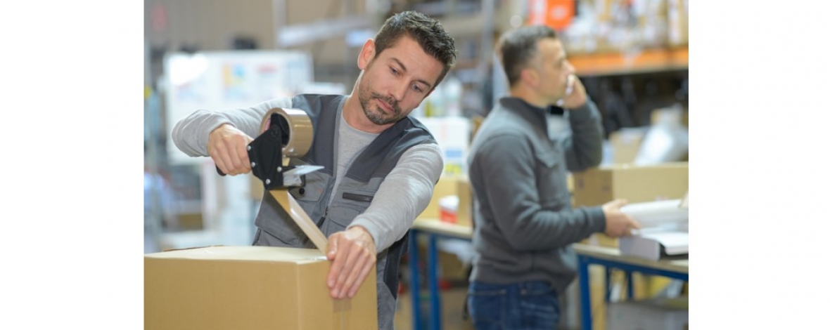 Homme dans un entrepôt