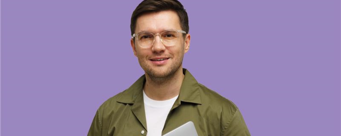 Homme avec des lunettes