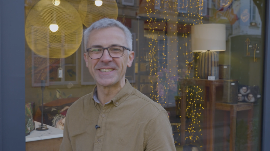 Photo de Jérôme devant une boutique