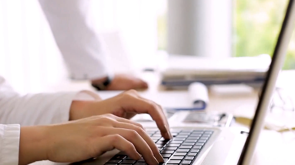 Mains tapant sur un clavier